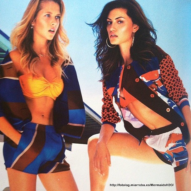 Phoebe Tonkin con su amiga Teresa Palmer