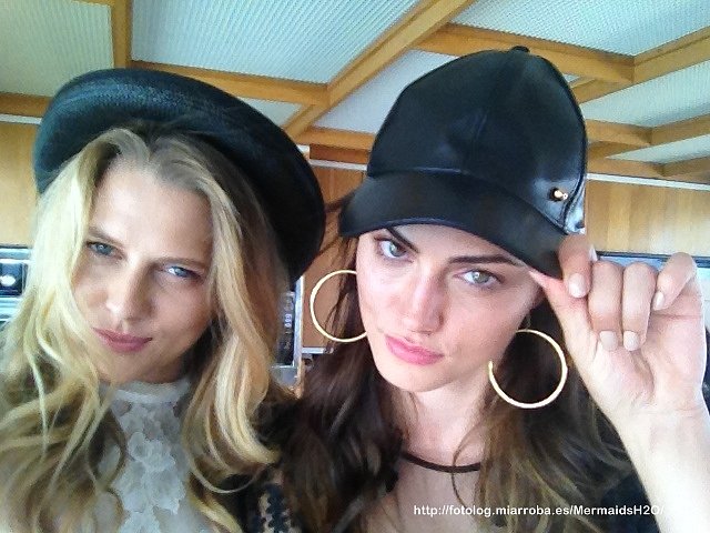 Phoebe Tonkin con su amiga Teresa Palmer