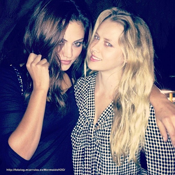 Phoebe Tonkin con su amiga Teresa Palmer