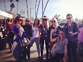 Phoebe Tonkin con sus amigas