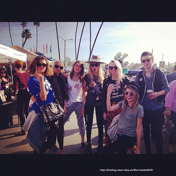 Phoebe Tonkin con sus amigas