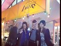 Phoebe Tonkin con sus amigas