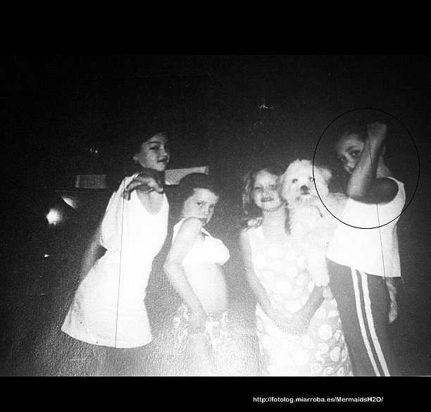 Phoebe Tonkin de pequeña en su infancia con amigas