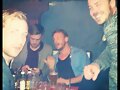 Phoebe Tonkin visitando a Angus y Burgess