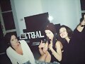 Phoebe Tonkin con sus amigas