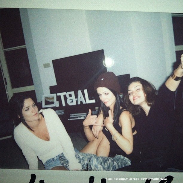 Phoebe Tonkin con sus amigas