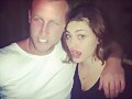 Phoebe Tonkin con un amigo