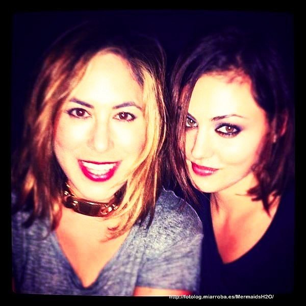 Phoebe Tonkin con una amiga