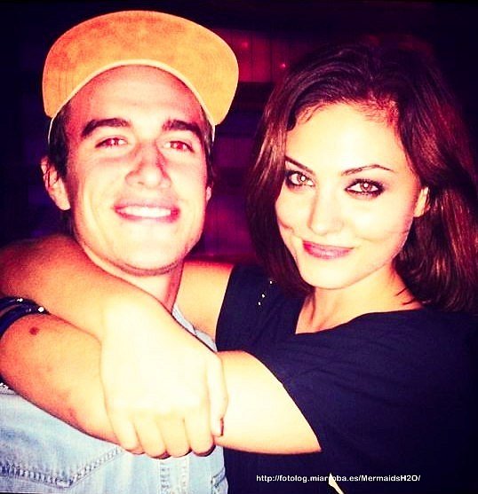 Phoebe Tonkin con un amigo