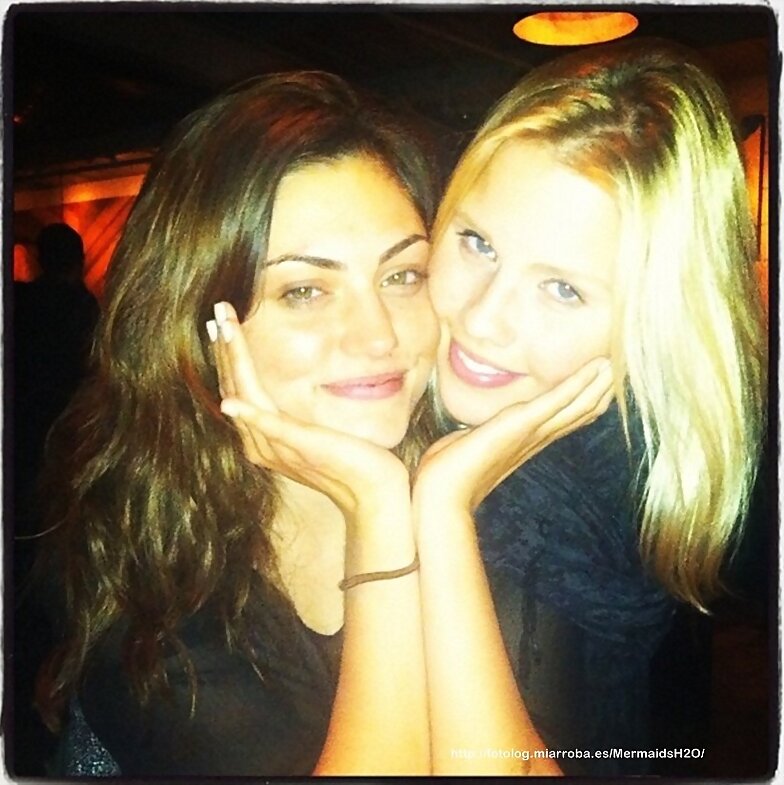 Phoebe Tonkin y Claire Holt 'best friends'