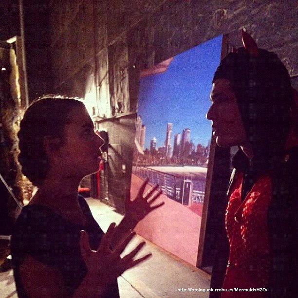 Ivy Latimer y Chai Romruen en rodaje Mako Mermaids
