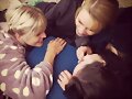 Amy Ruffle, Lucy Fry y Ivy Latimer en el set