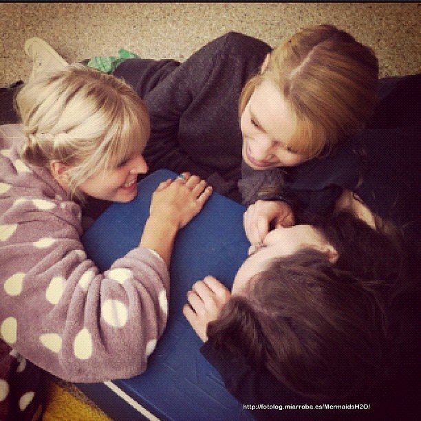 Amy Ruffle, Lucy Fry y Ivy Latimer en el set