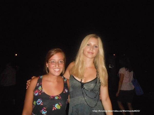 Claire Holt con sus fans de 'The Vampire Diaries'