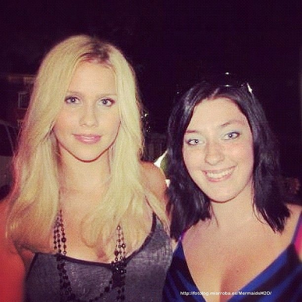 Claire Holt con sus fans de 'The Vampire Diaries'