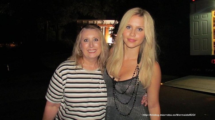 Claire Holt con sus fans de 'The Vampire Diaries'