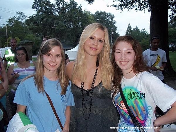 Claire Holt con sus fans de 'The Vampire Diaries'