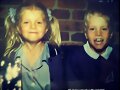 Amy Ruffle con su hermano de peque&ntilde;os