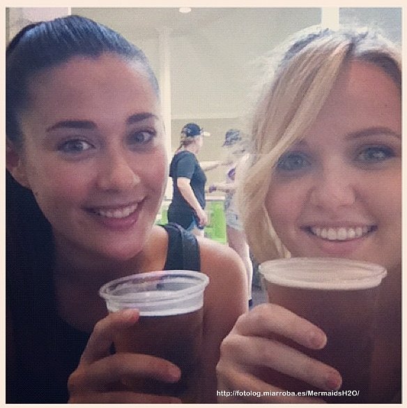 Gemma Forsyth y Brooke en el rodaje Mako Mermaids