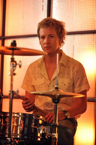 Lewis de bateria en la 3ª temporada!