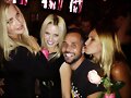 Claire Holt con unas amigas