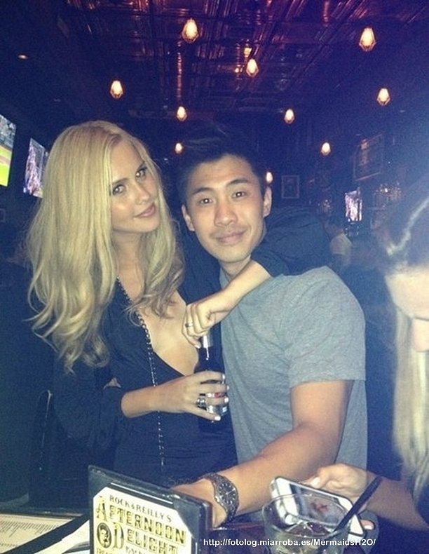 Claire Holt con un amigo