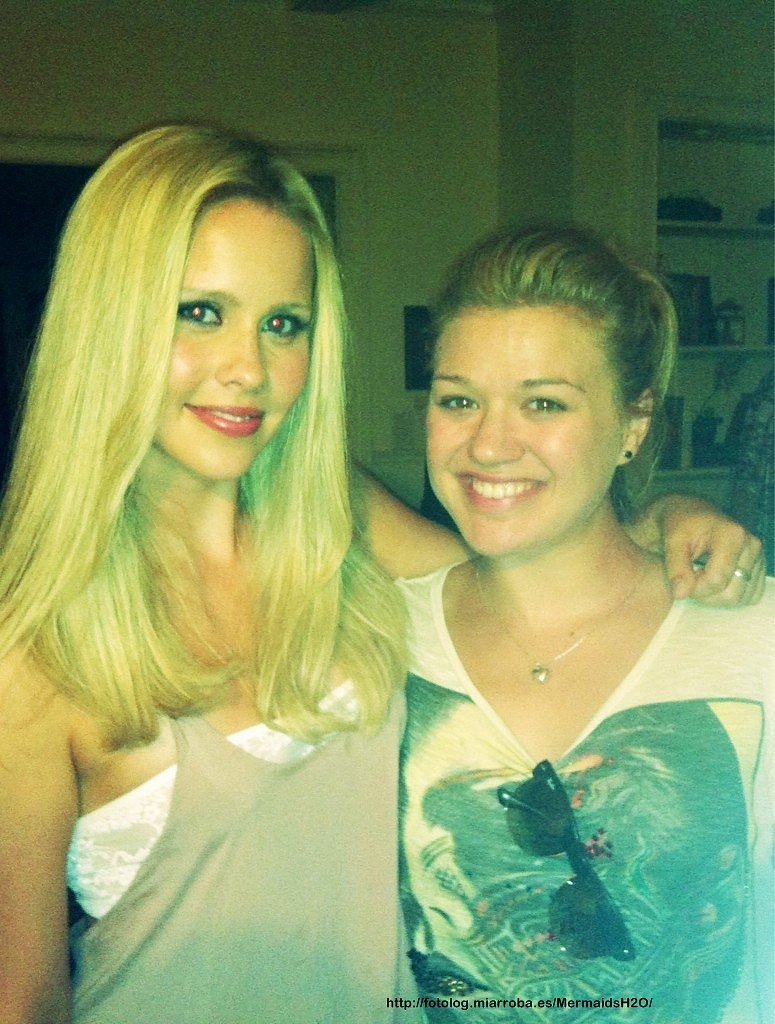 Claire Holt con una visita en The Vampire Diaries
