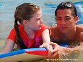 Zac salvando a una ni&ntilde;a en Mako Mermaids