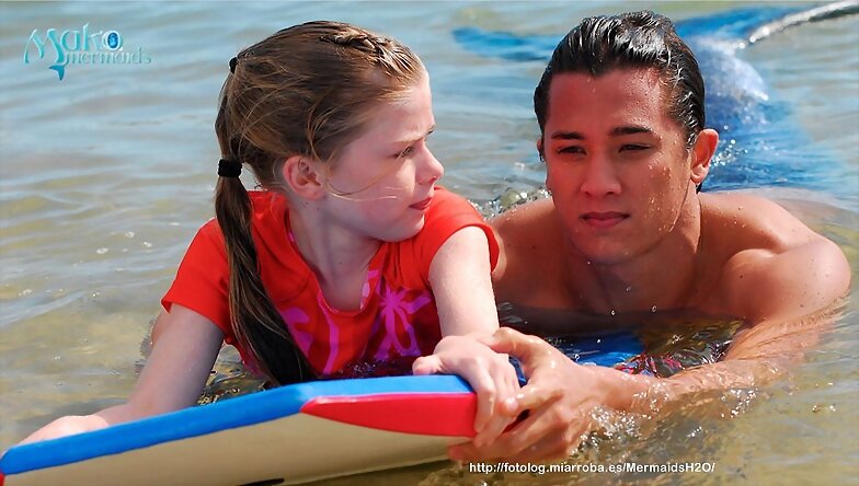 Zac salvando a una niña en Mako Mermaids