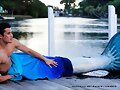 Zac con su enorme cola azul en Mako Mermaids
