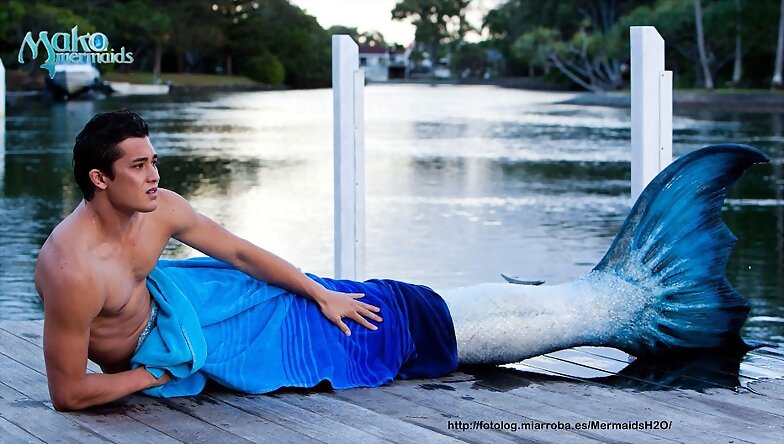 Zac con su enorme cola azul en Mako Mermaids