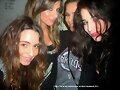Indiana Evans con sus amigas