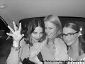 Indiana Evans con sus amigas