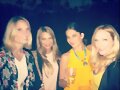Indiana Evans con sus amigas