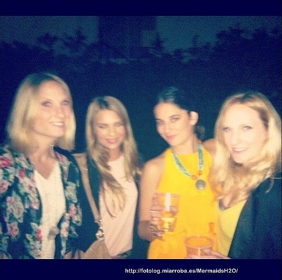 Indiana Evans con sus amigas