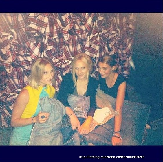 Indiana Evans con sus amigas