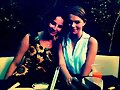 Indiana Evans con su best friend Brooke Callaghan