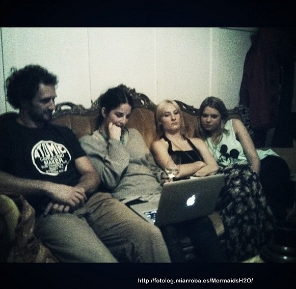 Indiana Evans con sus amigas