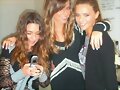 Indiana Evans con sus amigas