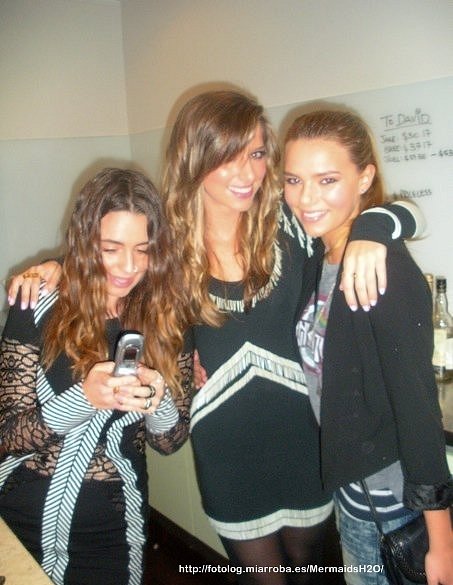 Indiana Evans con sus amigas