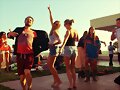 Claire Holt con sus amigos