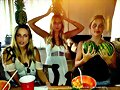Claire Holt con sus amigas