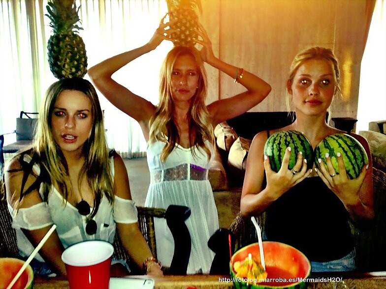 Claire Holt con sus amigas