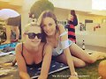 Claire Holt con sus amigas