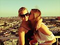 Claire Holt con sus amigas