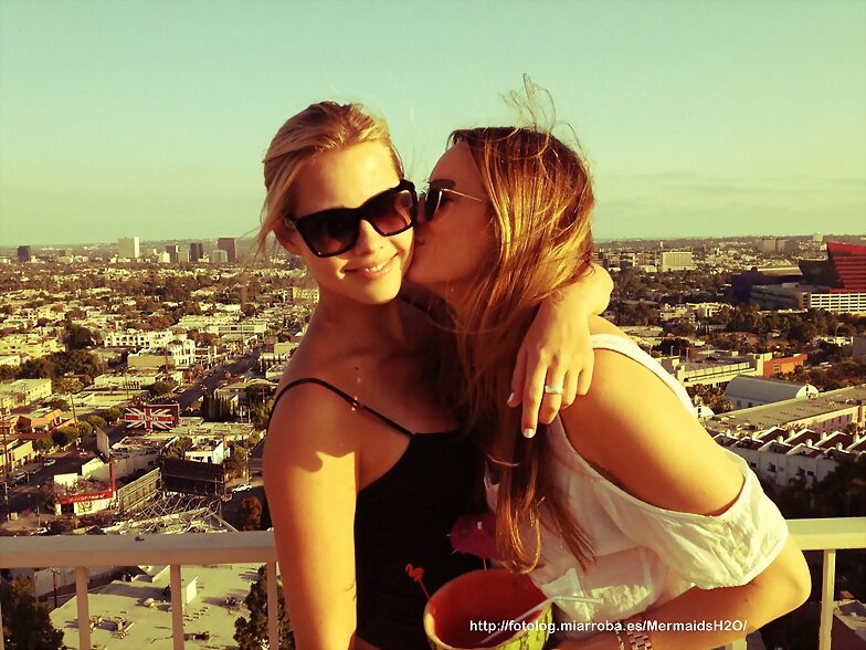 Claire Holt con sus amigas