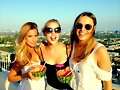 Claire Holt con sus amigas