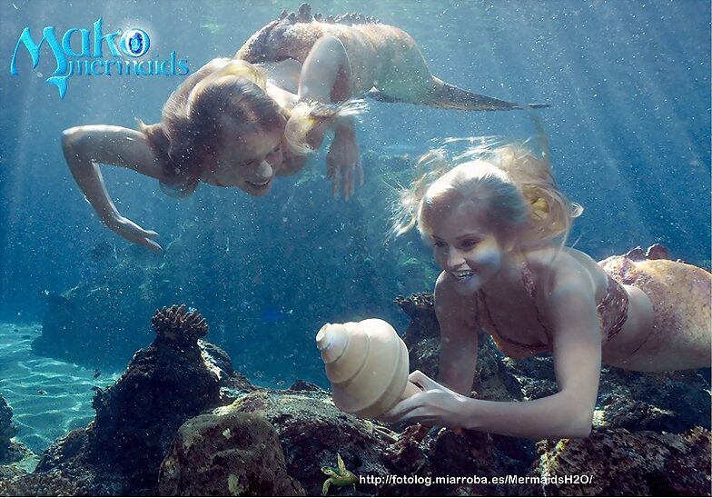 Lyla y Sirena en el océano de Mako Mermaids