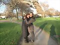 Phoebe Tonkin con su madre en Par&iacute;s del 2010
