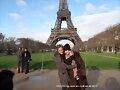 Phoebe Tonkin con su hermana Abby Tonkin en Par&iacute;s